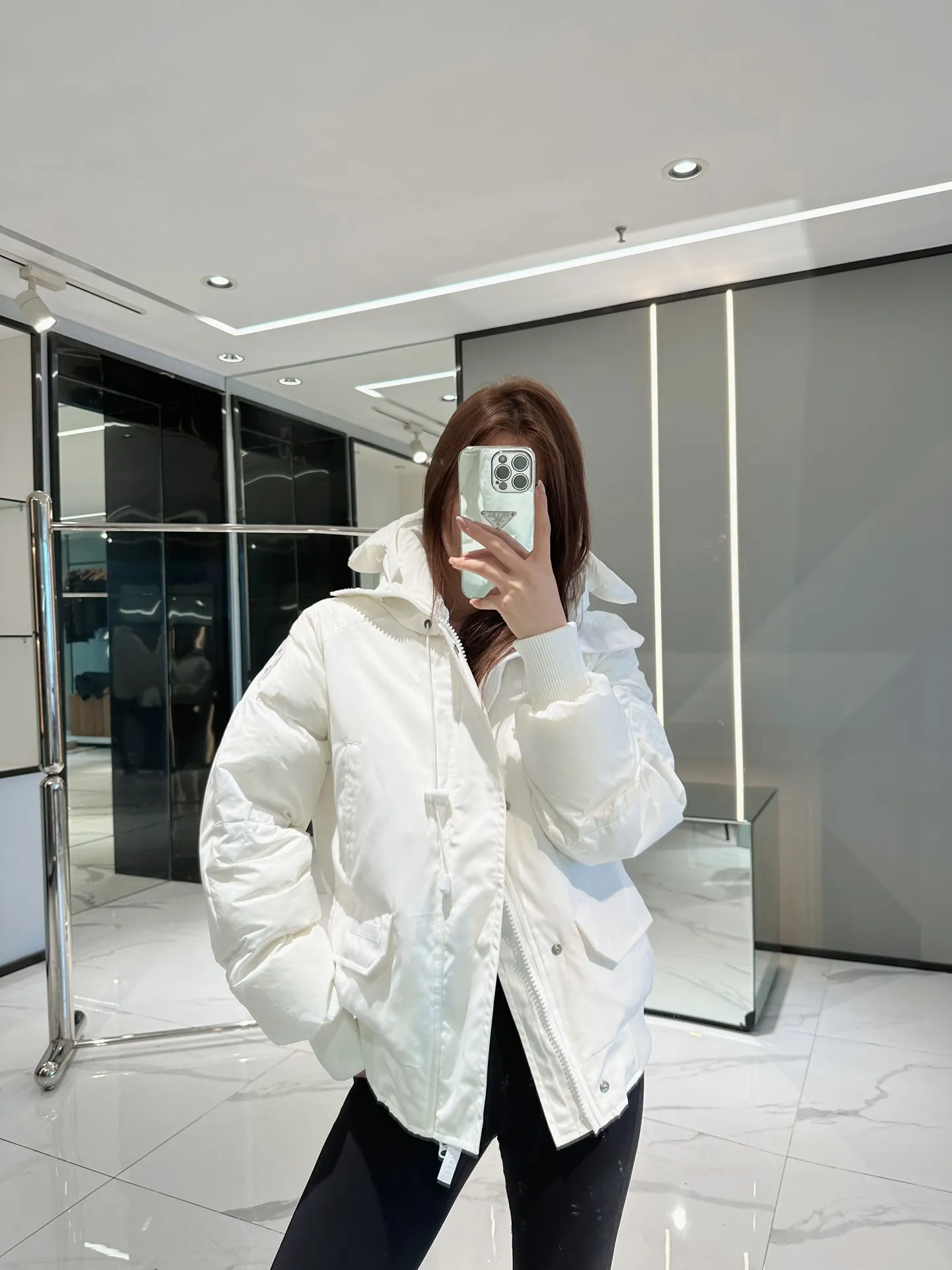 P900 Big Goose Soft Sleeve Short Bomber Jacket Canada Goose Canada Goose Chilliwack Series Solid Color Hooded Fitted Long Sleeve Down Jacket Paradigm Series Down Jacket Short Big Goose Soft Sleeve Down Jacket White The inner straps make the jacket easy to carry on the shoulders, freeing your hands. Special features: light, thick, handsome Size xs-xxl Color black, white